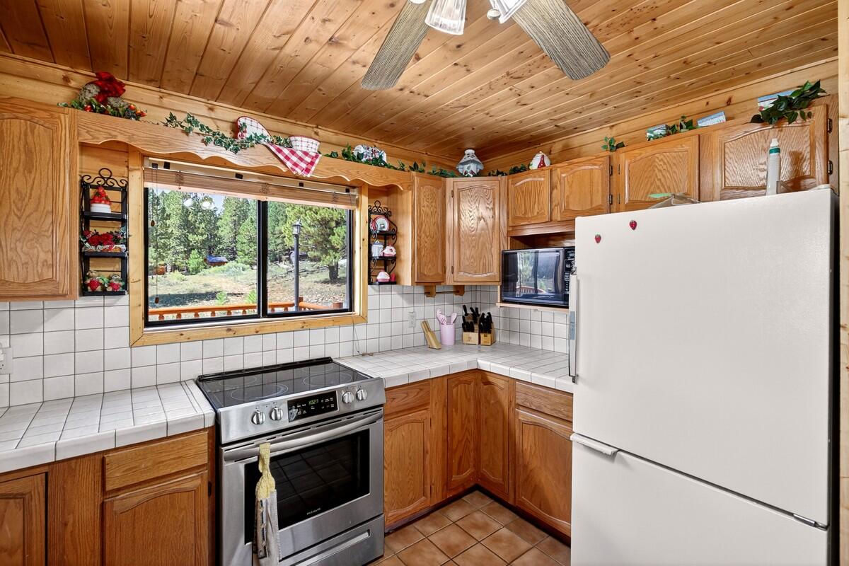 1965 E Runway DR, Duck Creek Village, photo 6 of 50