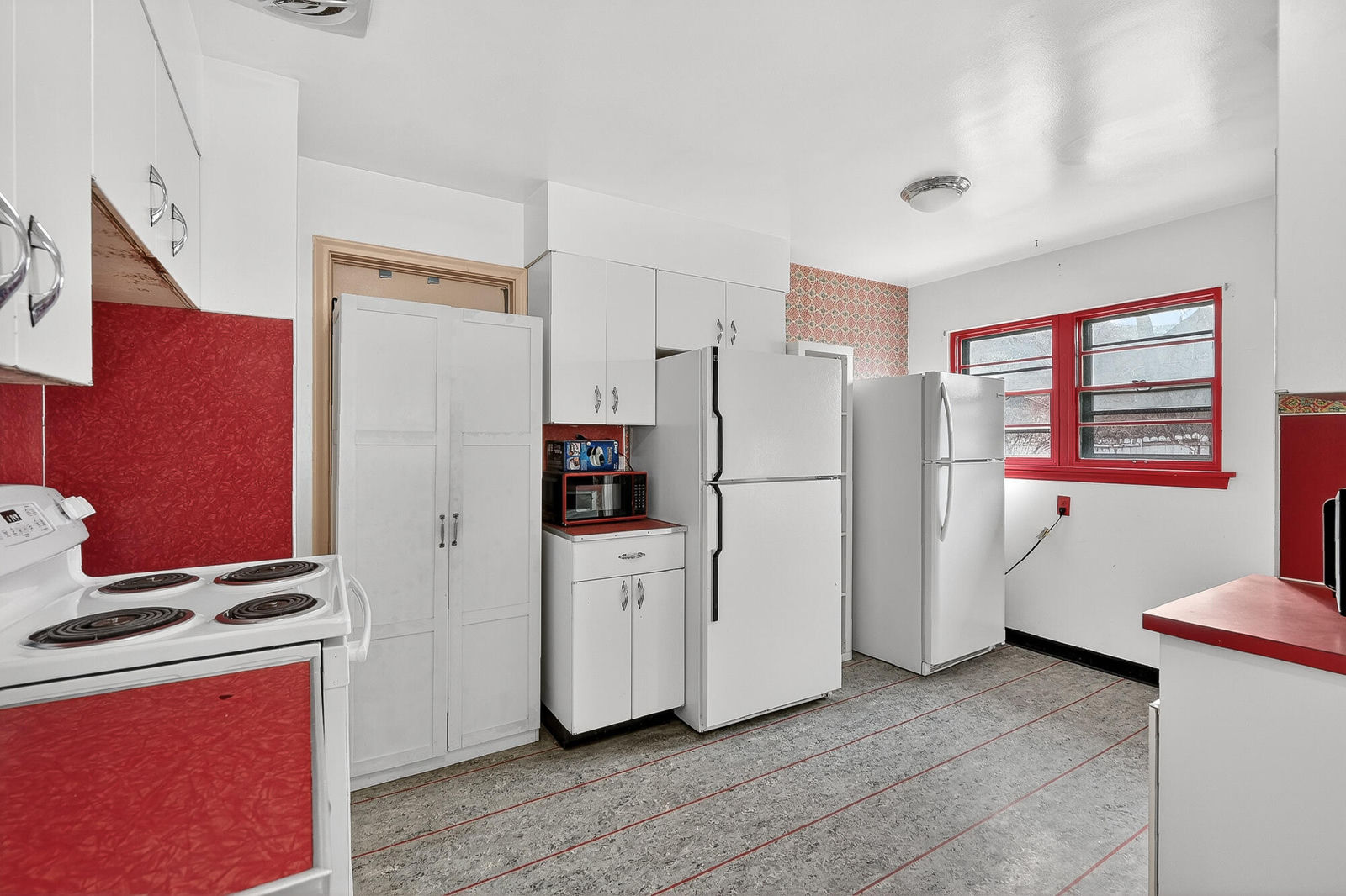 160 E McArthur Ave, Cedar City, photo 4 of 36