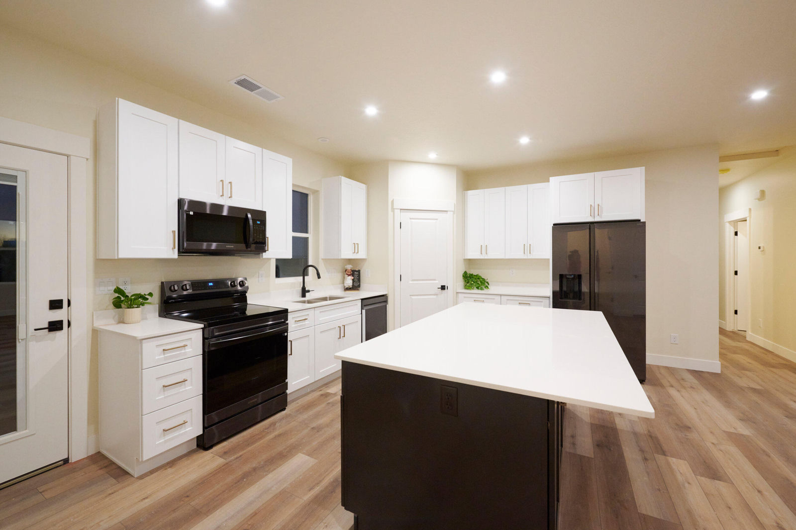 2473 N King ST, Cedar City, photo 5 of 44