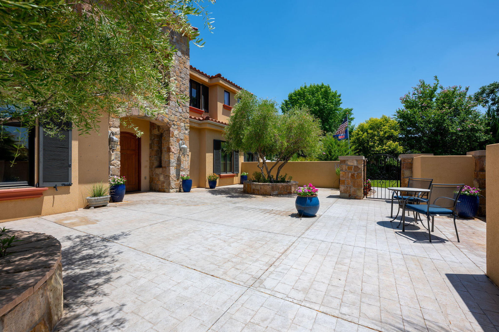 557 S WOODSVIEW CIR, St George, photo 5 of 32