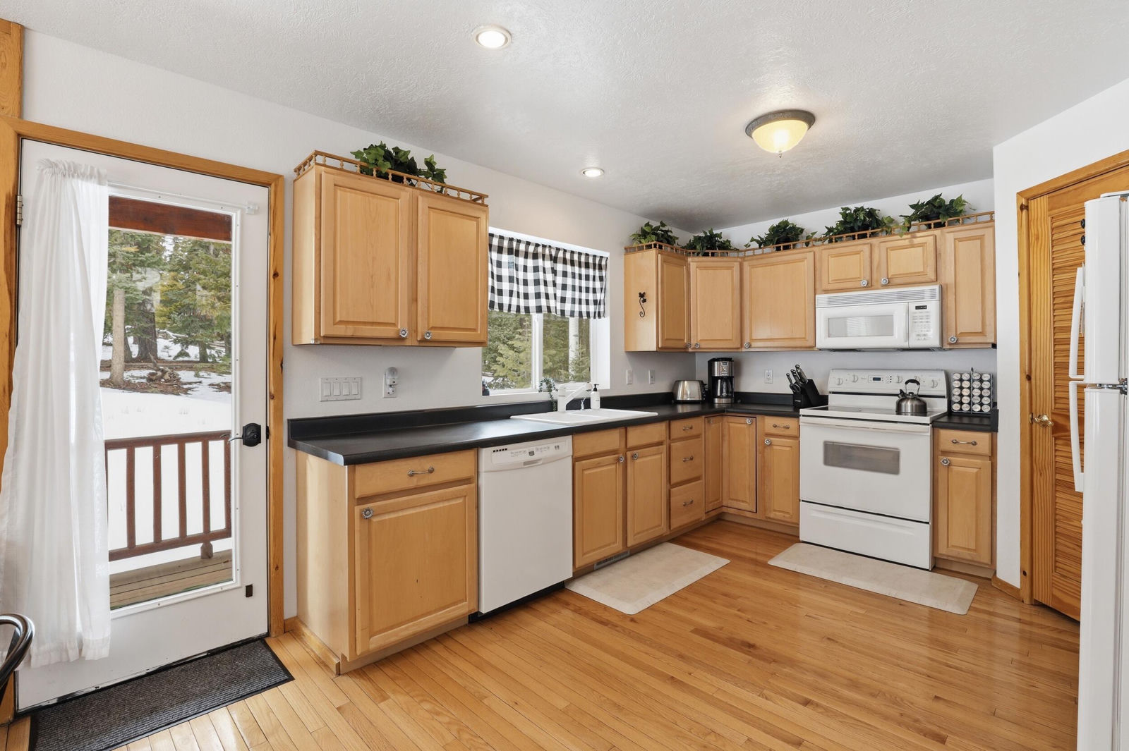 3375 N Arapaho DR, Duck Creek Village, photo 4 of 48