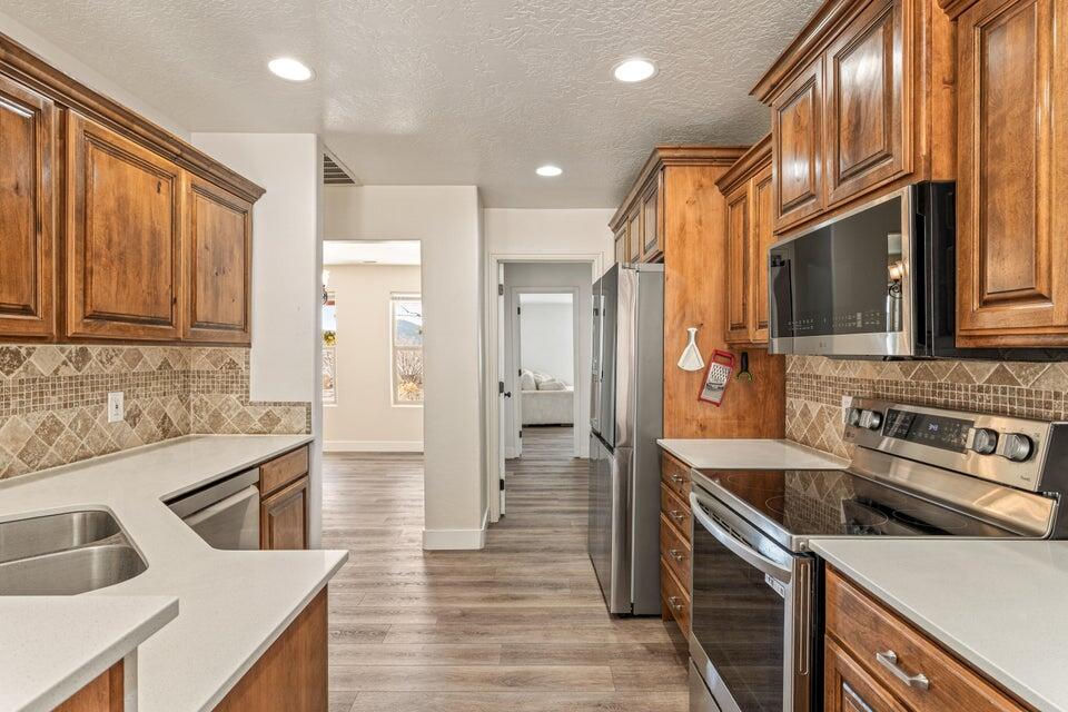 1892 N Golden Delicious Dr, Apple Valley, photo 12 of 58