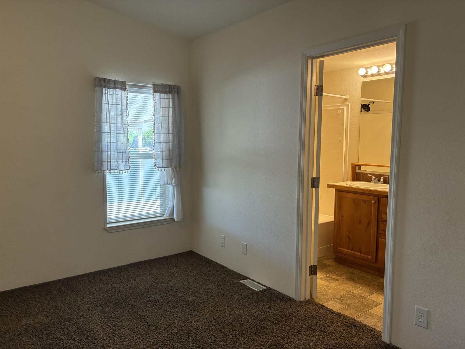 3825 W 20 N, Hurricane, photo 11 of 46