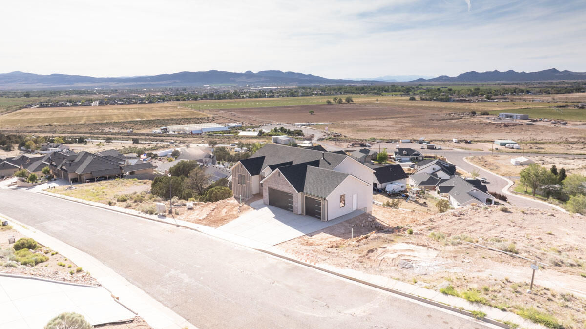 3256 W Kingsbury DR, Cedar City, photo 5 of 26