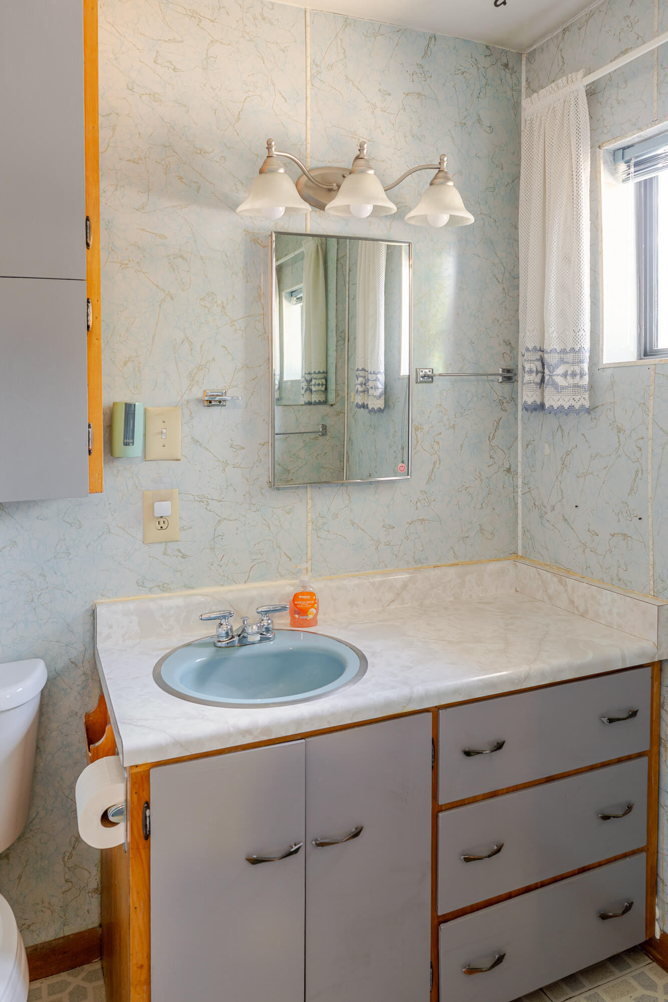 81 N 200 W, Tropic, photo 23 of 43