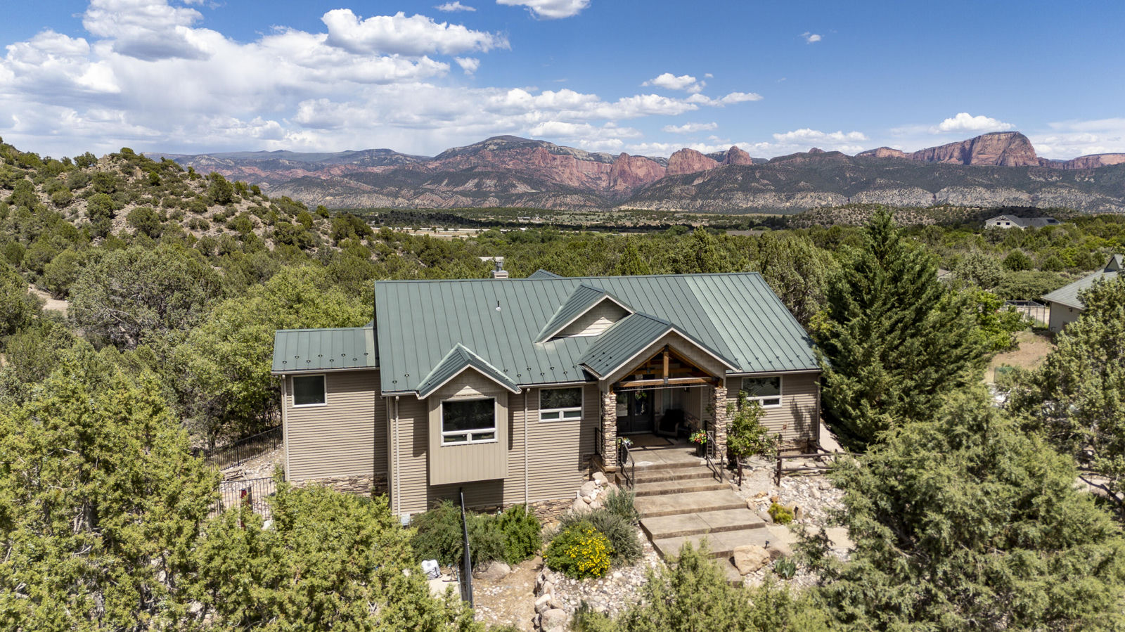 Property in New Harmony, photo 1