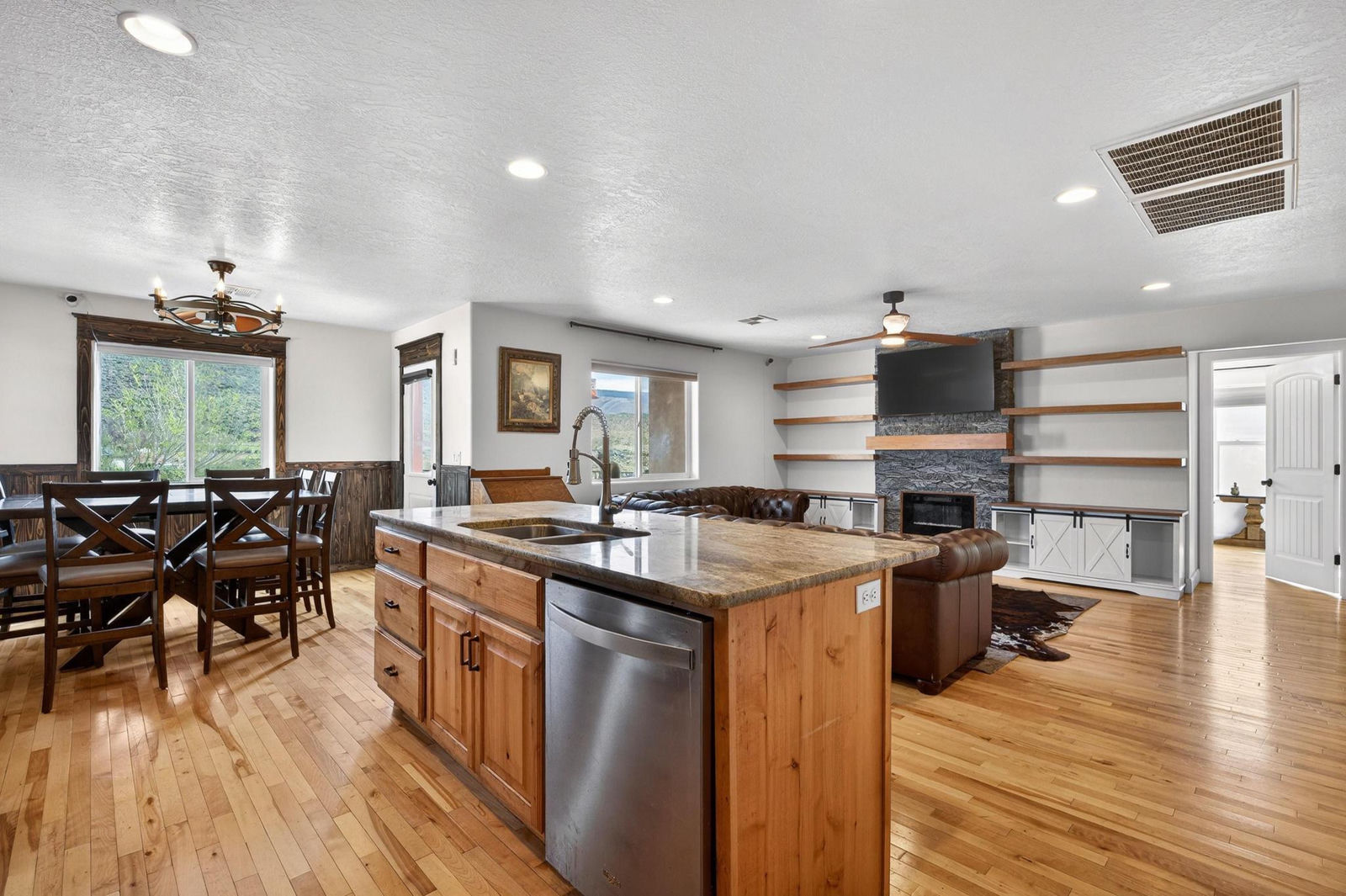 735 S Peachtree DR, Toquerville, photo 5 of 77