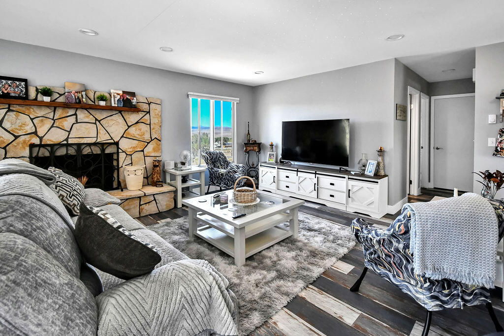 230 N 300 E, Bicknell, photo 6 of 45