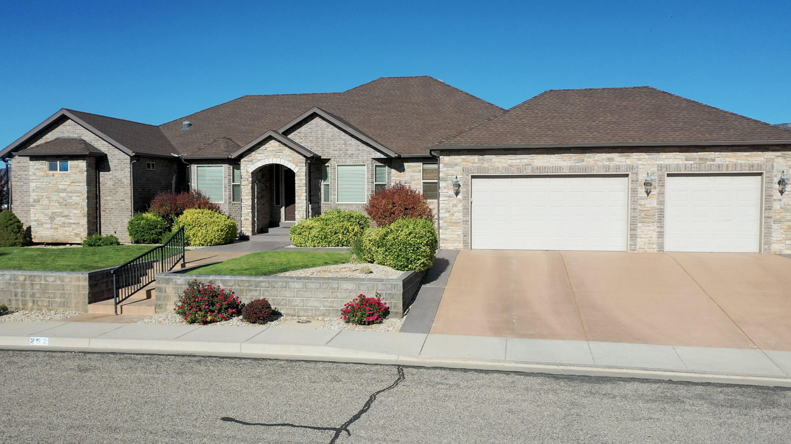 252 S Ridgeview W, Cedar City, photo 2 of 69