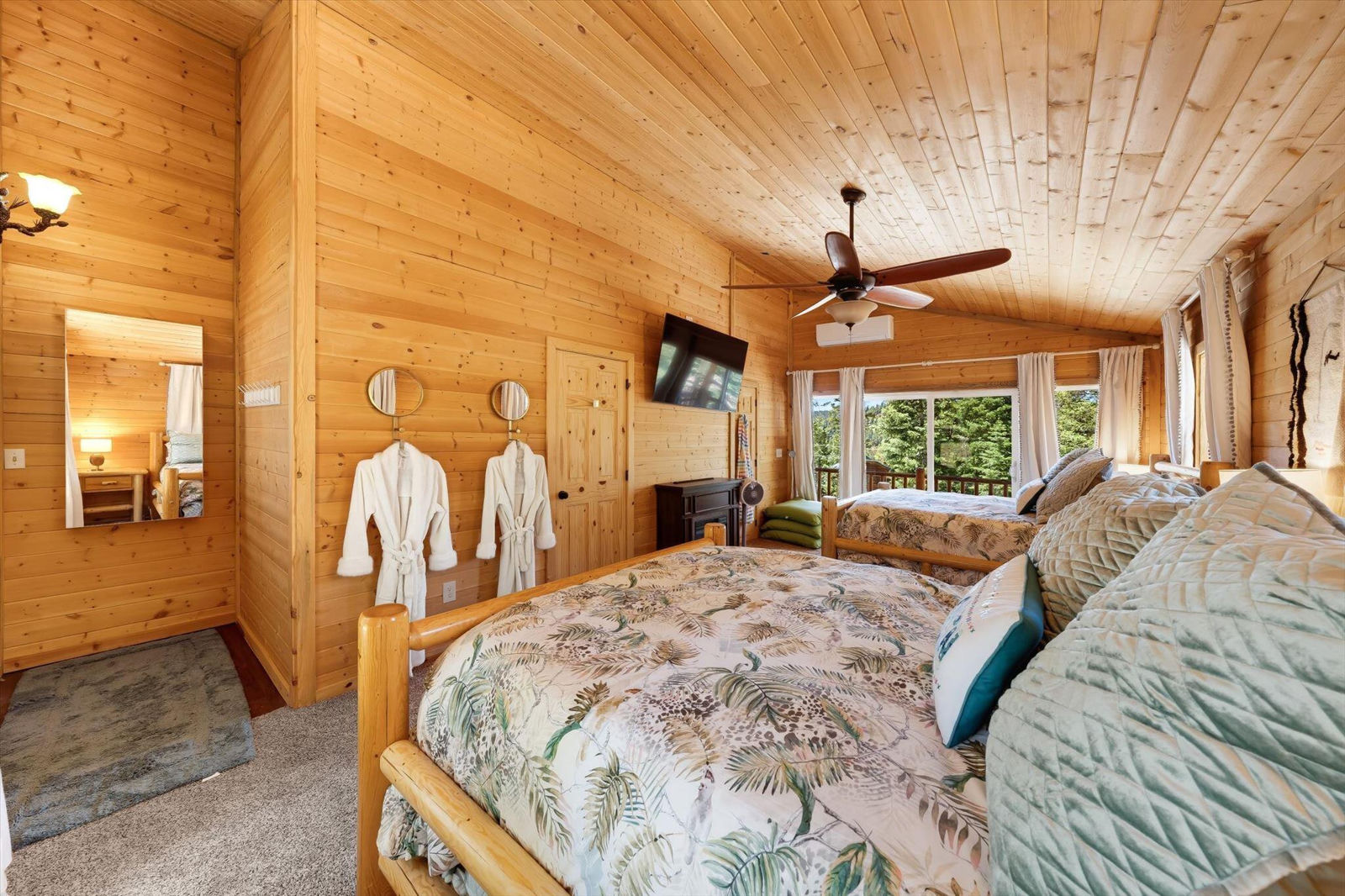 570 N Skyline CIR, Duck Creek Village, photo 14 of 82