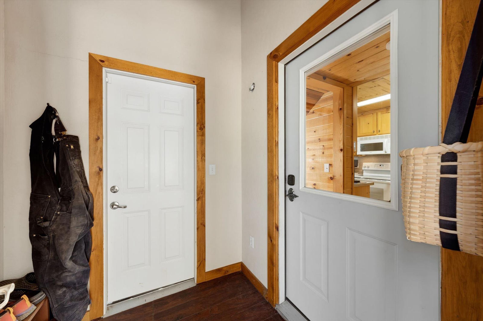 570 N Skyline CIR, Duck Creek Village, photo 19 of 82