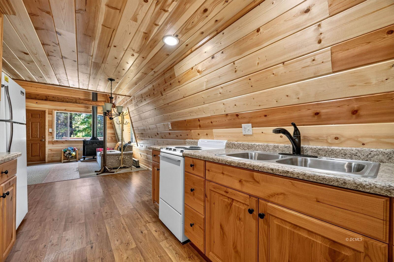 580 Arrowhead Trail, Duck Creek Village, photo 6 of 26