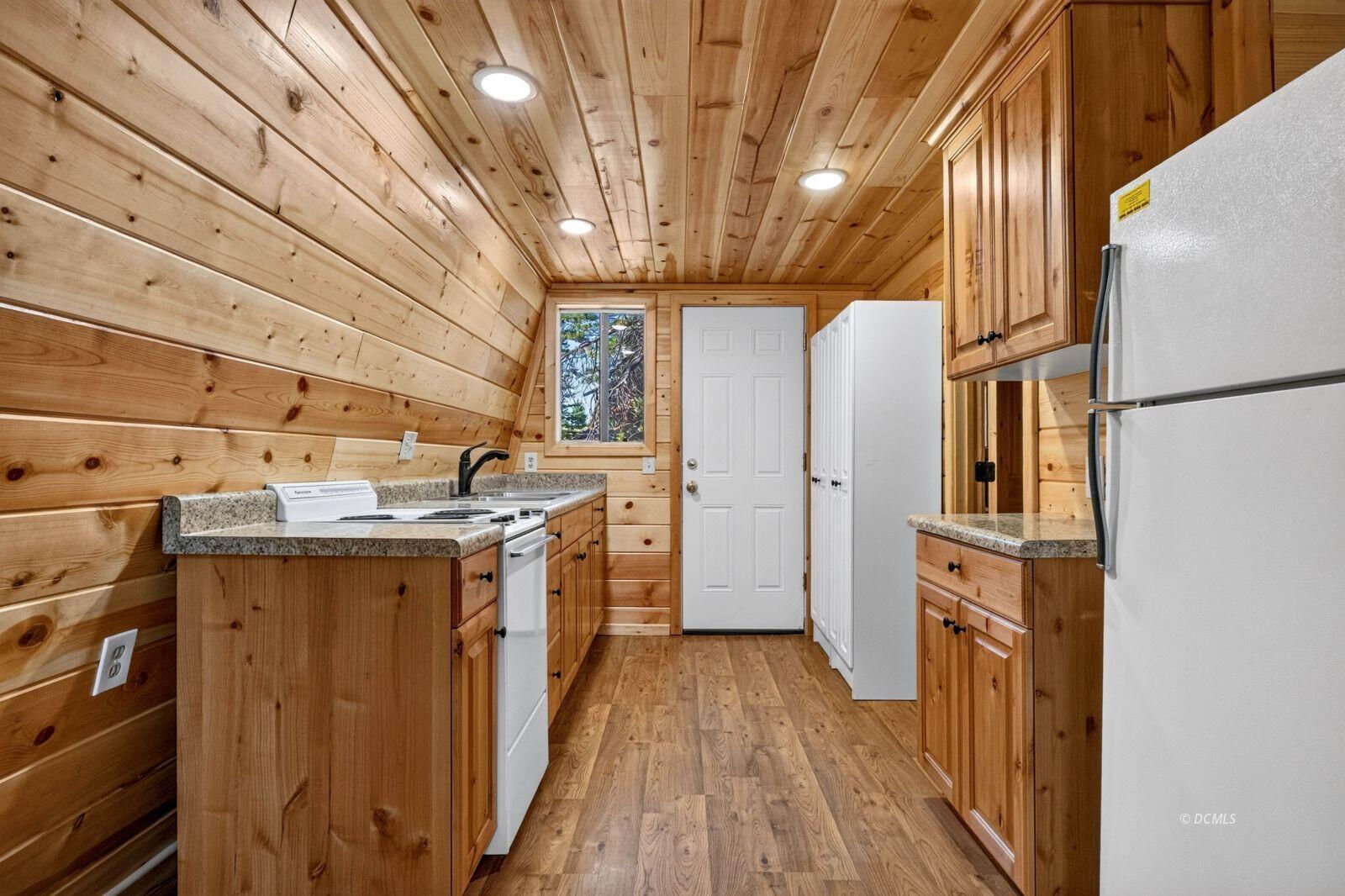580 Arrowhead Trail, Duck Creek Village, photo 8 of 26