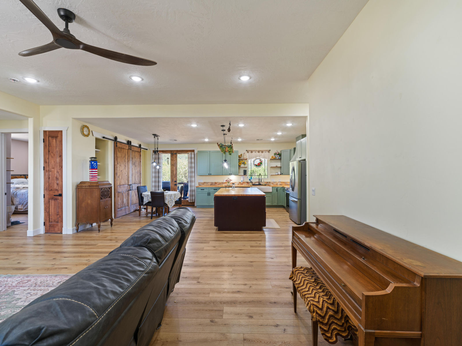 3014 E Badger Way, New Harmony, photo 8 of 38