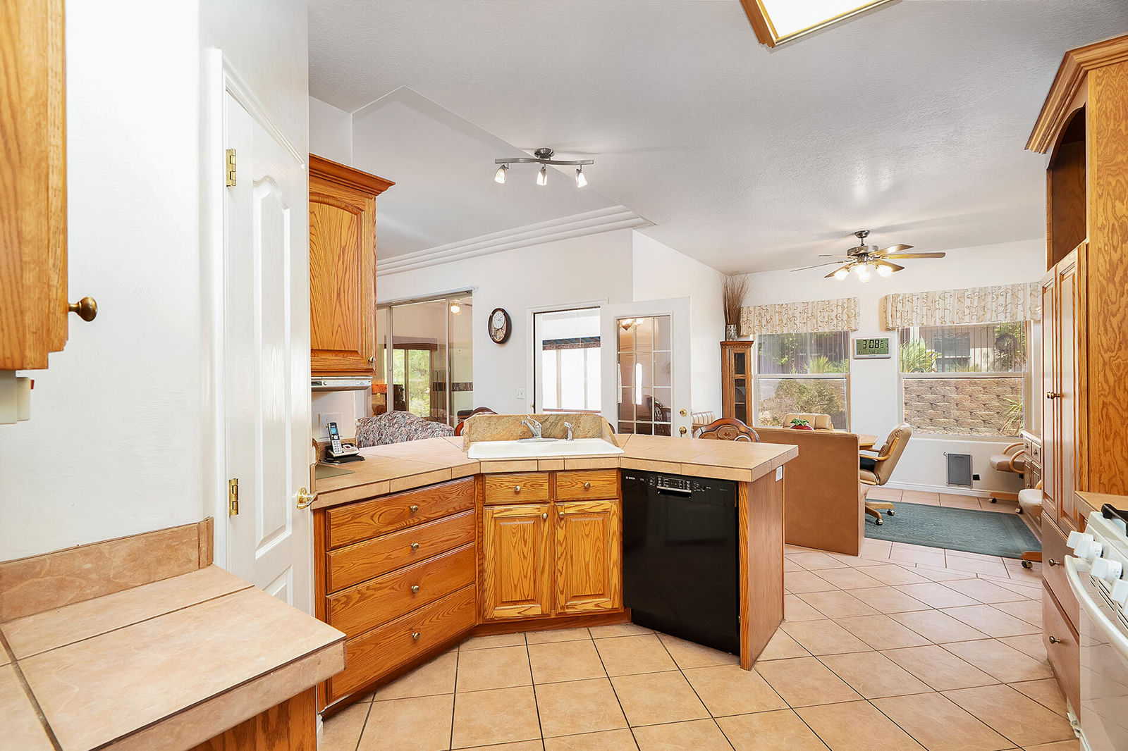 2789 S Tonaquint DR, St George, photo 11 of 45