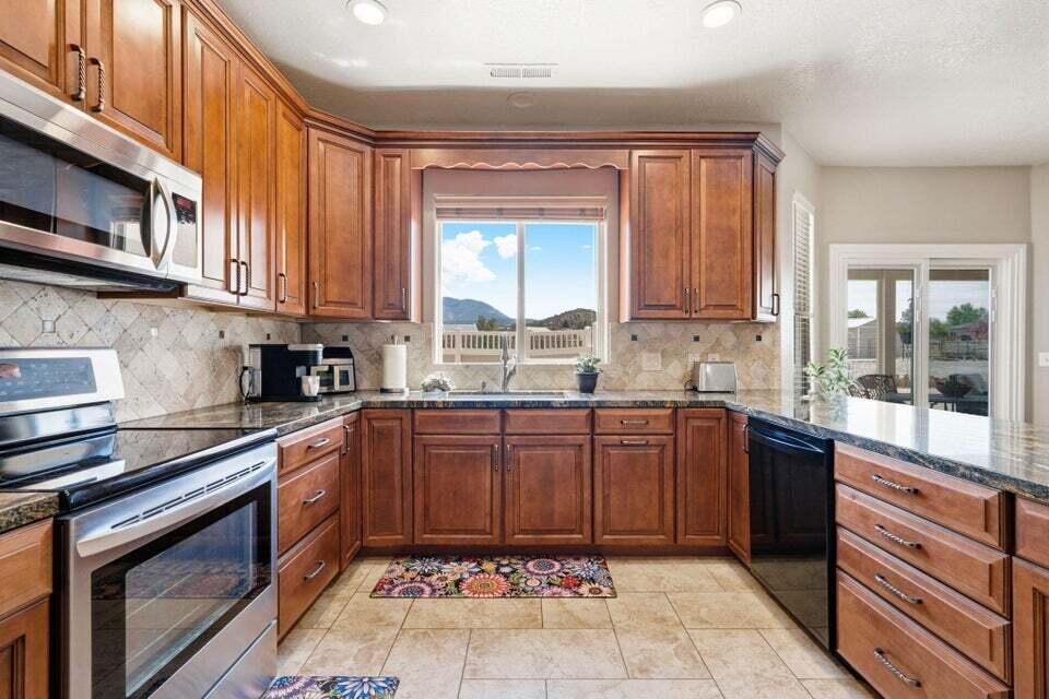 764 E Dammeron Valley DR W, Dammeron Valley, photo 10 of 44
