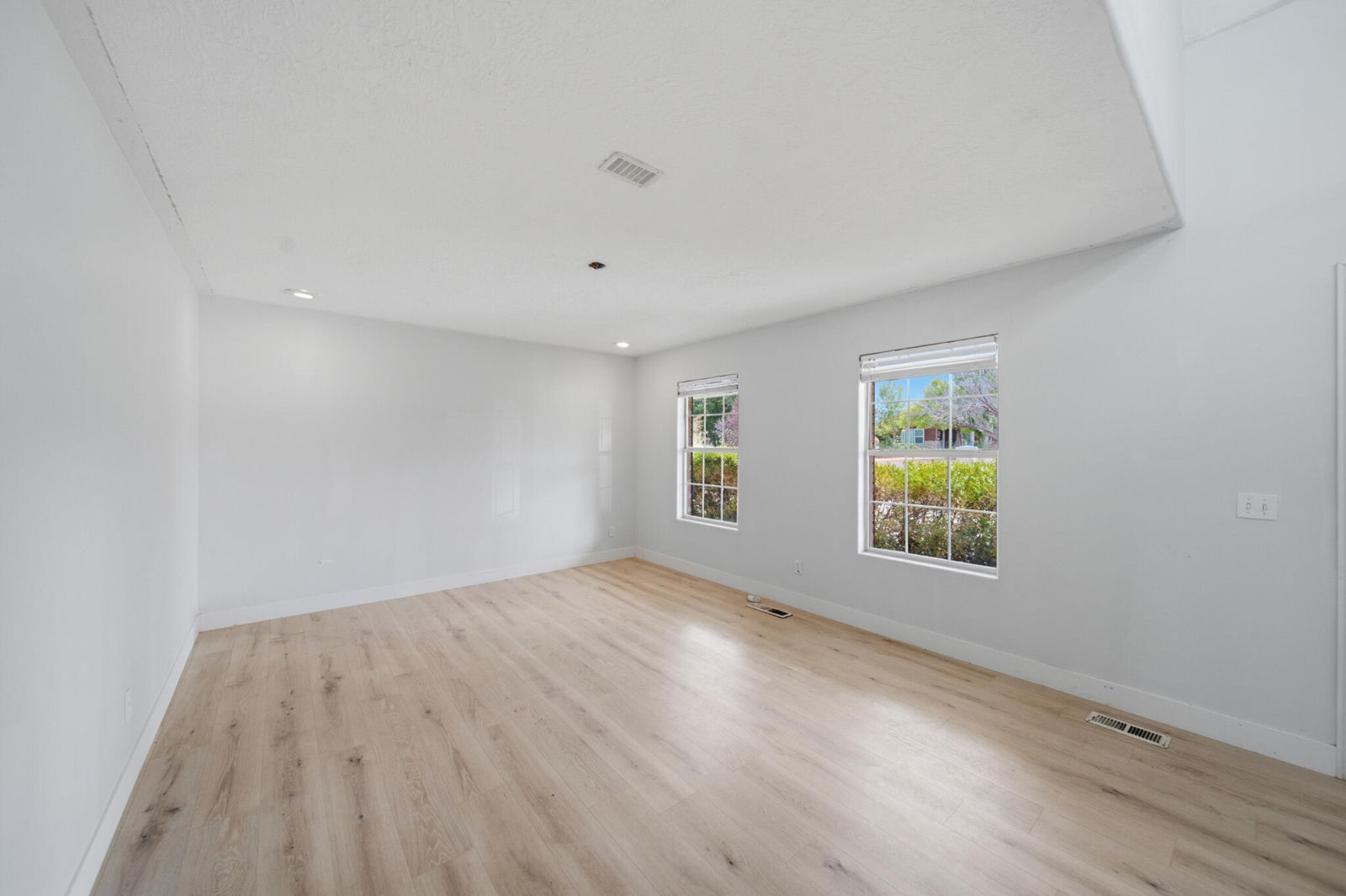 885 N Horsemans Park DR, Dammeron Valley, photo 5 of 74