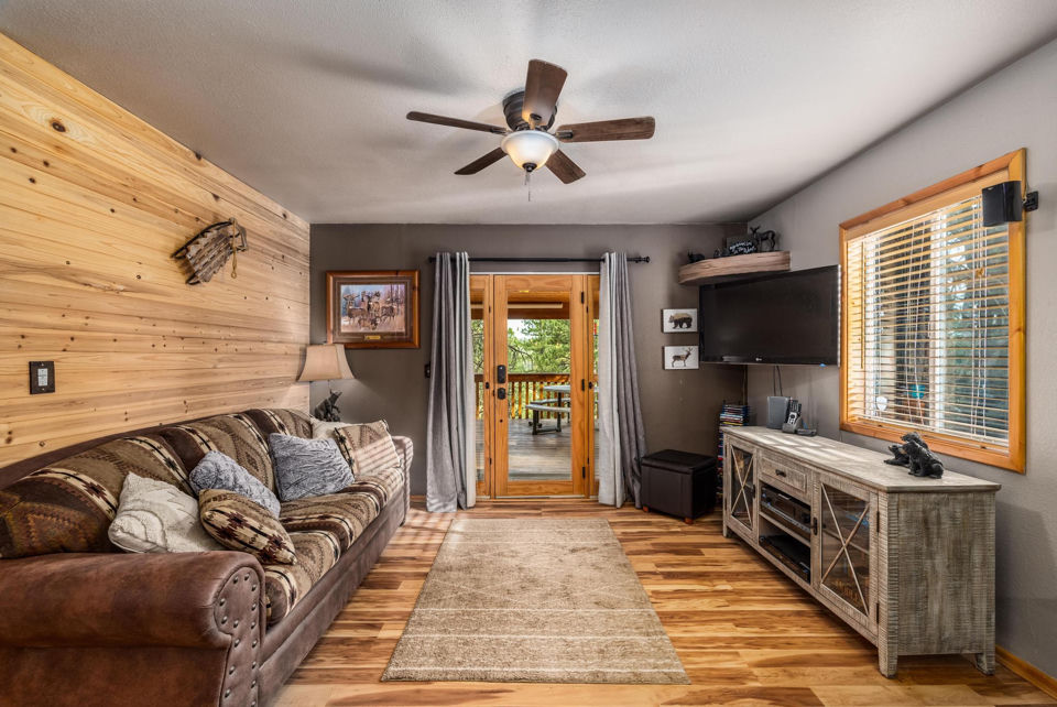 2225 E Sidehill DR, Duck Creek Village, photo 3