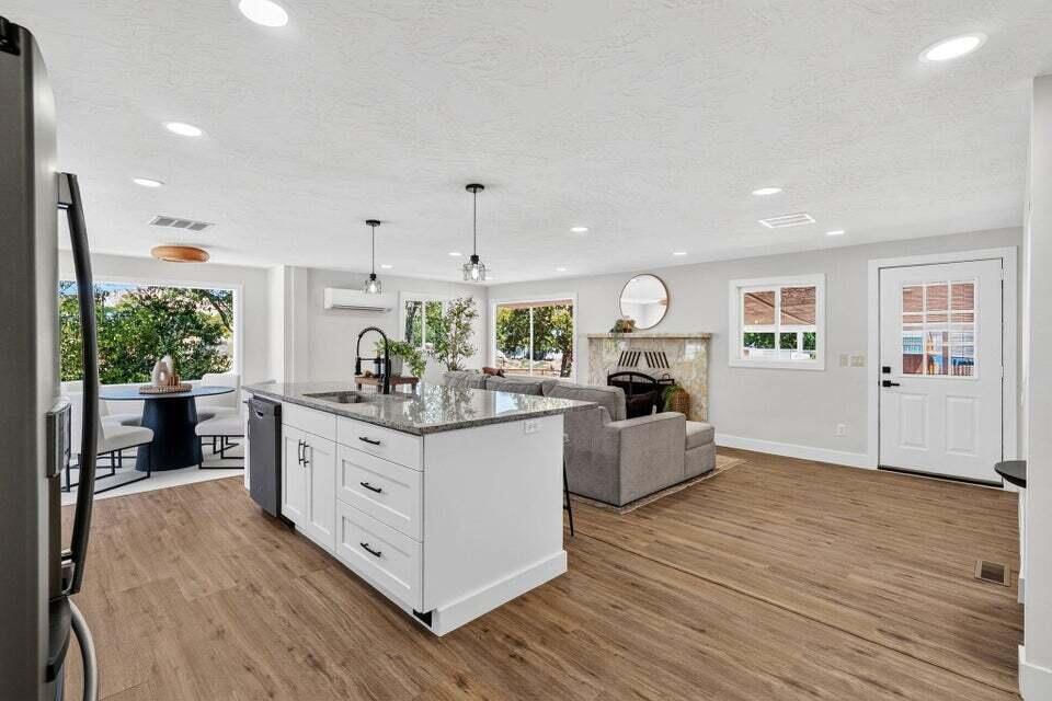 330 N Main ST, Leeds, photo 1