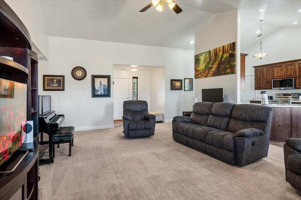 514 S 200 East ST, Enterprise, photo 4 of 33