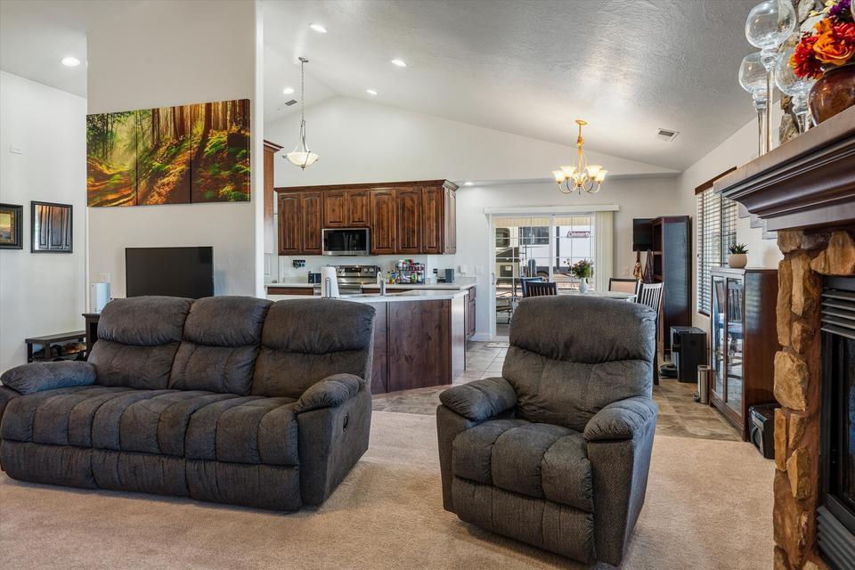 514 S 200 East ST, Enterprise, photo 5 of 33