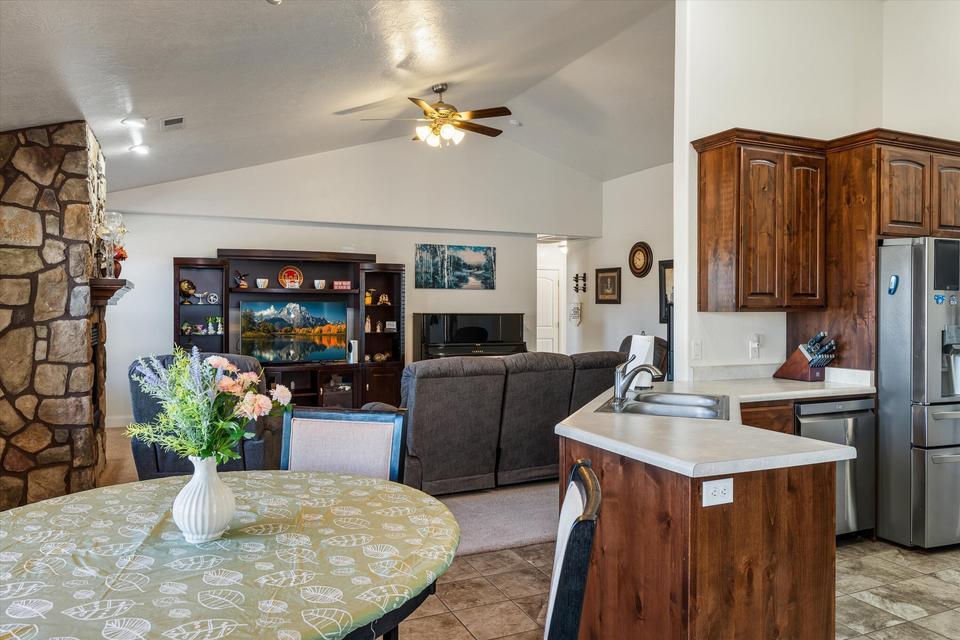 514 S 200 East ST, Enterprise, photo 7 of 33