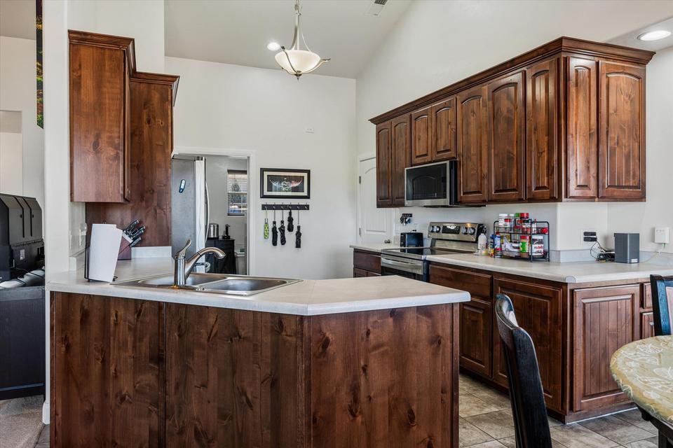 514 S 200 East ST, Enterprise, photo 9 of 33