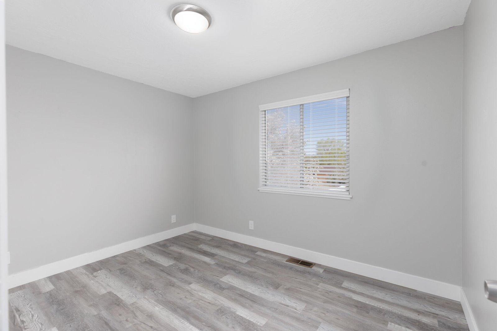 275 E 400 N, Parowan, photo 11 of 31
