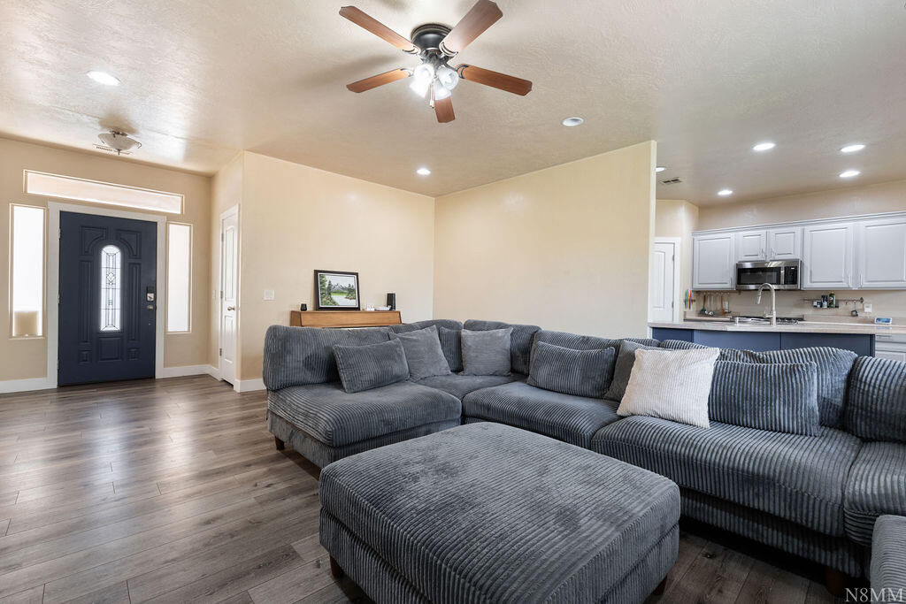 20 W Clover LN, Washington, photo 7 of 38