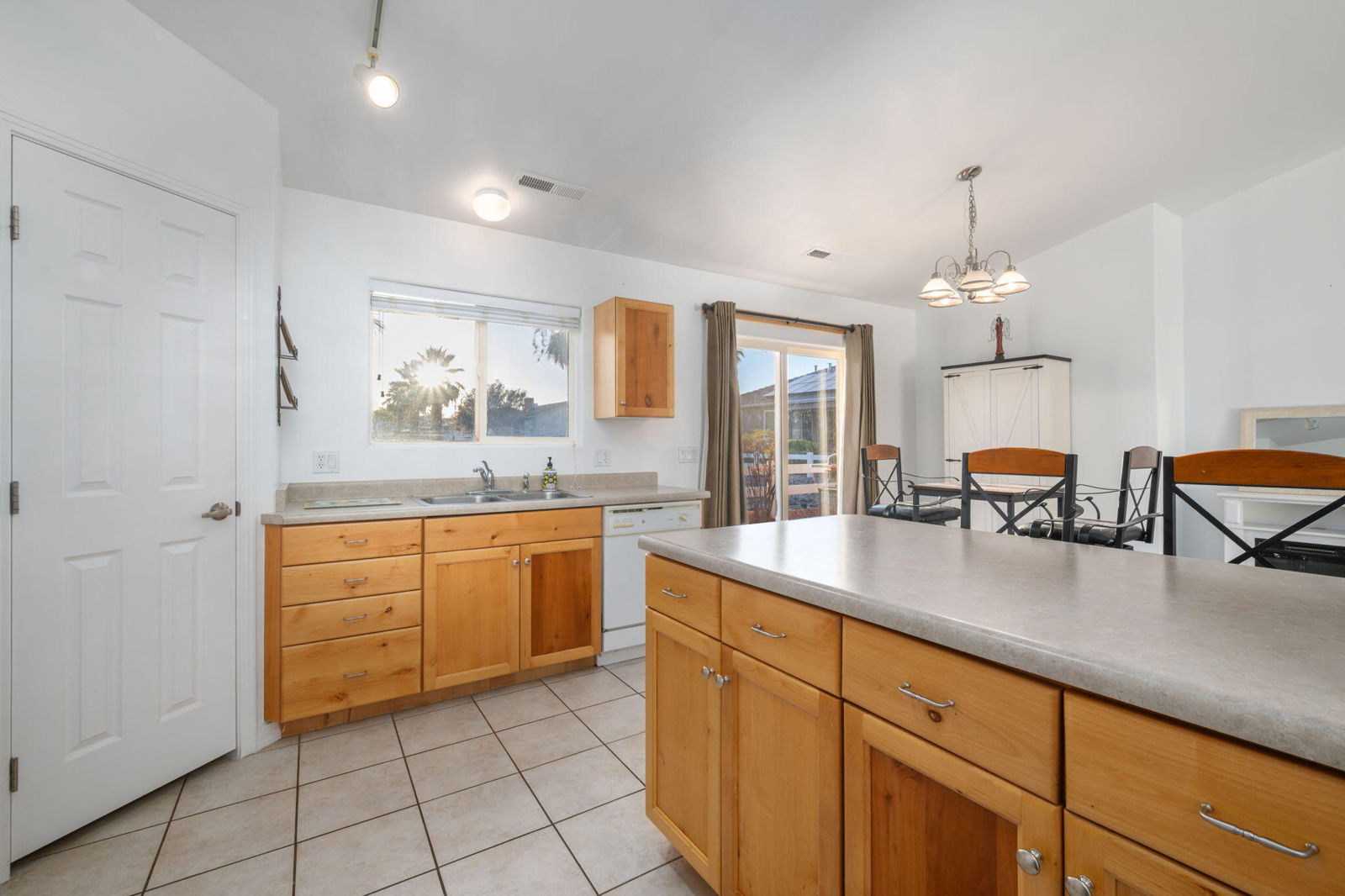 415 S Coyote Way, Ivins, photo 7 of 33