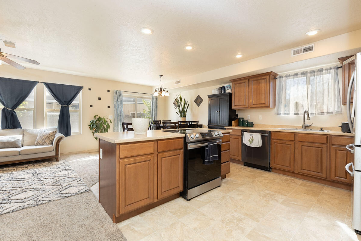 1865 W Clark Parkway N, Cedar City, photo 8 of 17