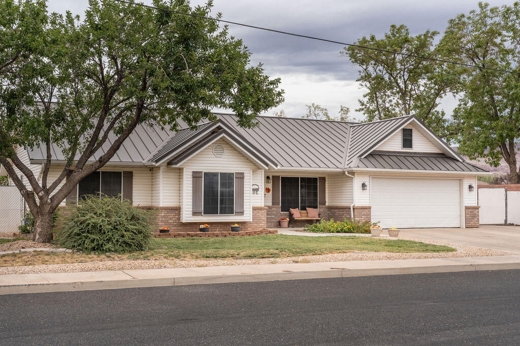 89 E 1050 N, Hurricane, photo 2 of 40