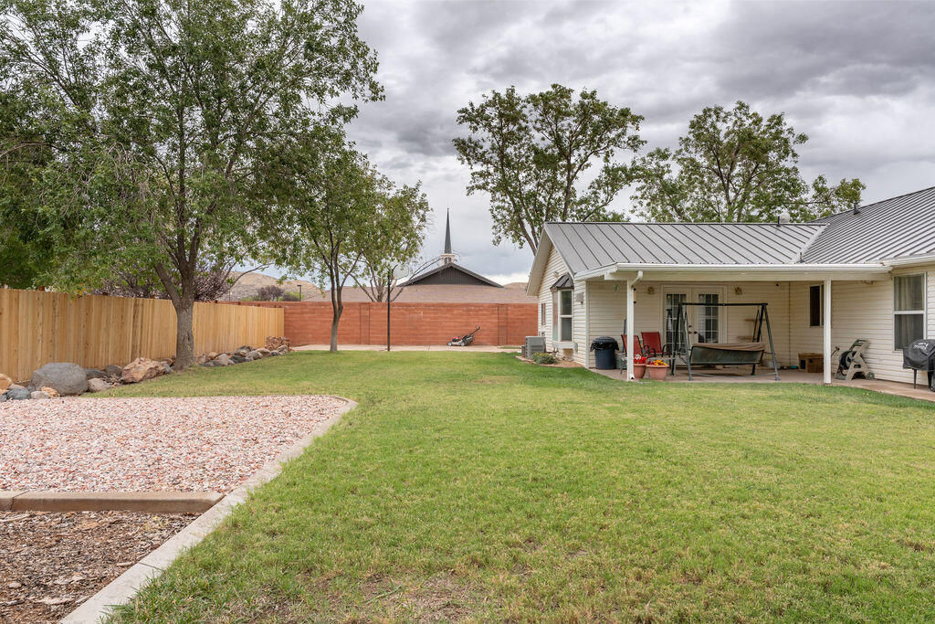 89 E 1050 N, Hurricane, photo 37 of 40