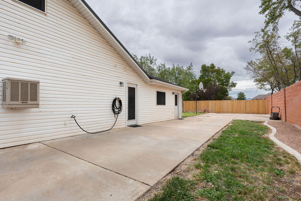 89 E 1050 N, Hurricane, photo 39 of 40
