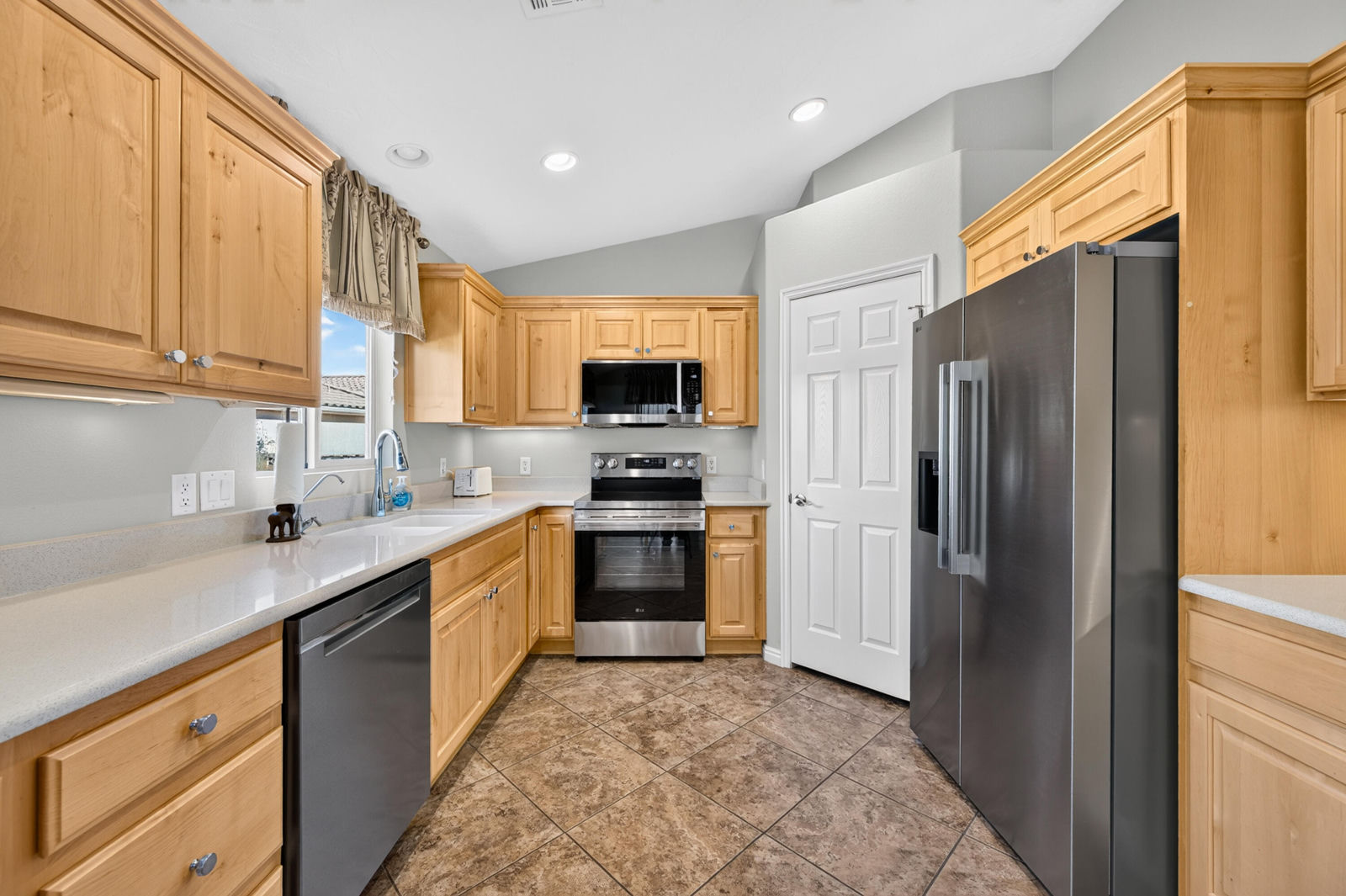 4652 S Medallion DR, St George, photo 11 of 41
