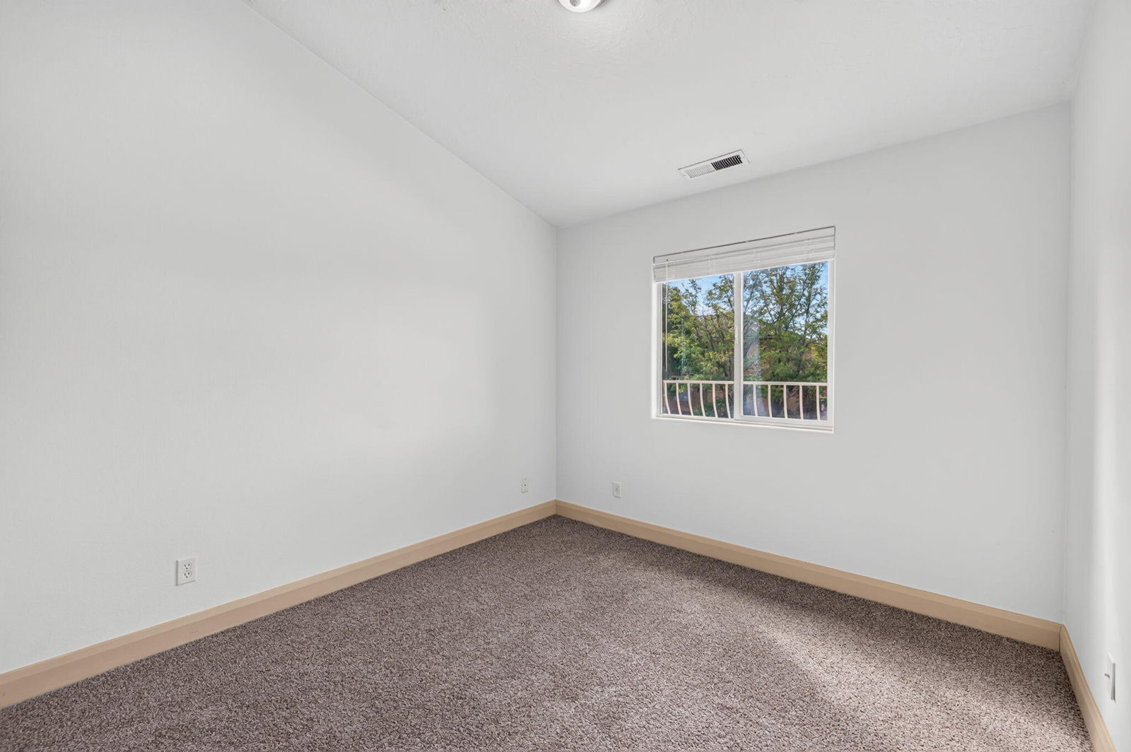 700 N Main ST, E6, Washington, photo 10 of 20