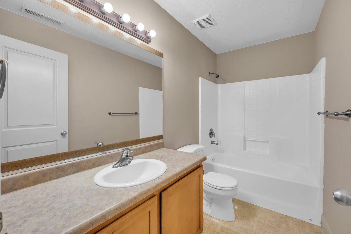 700 N Main ST, E6, Washington, photo 12 of 20