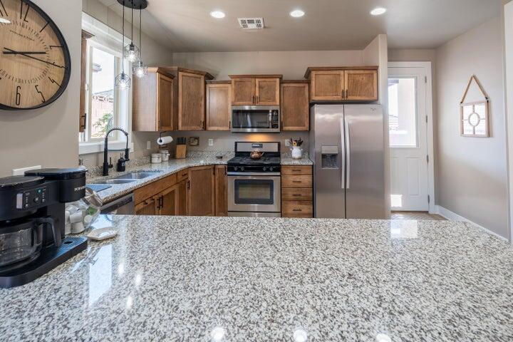 741 W 400 N, Hurricane, photo 8 of 27
