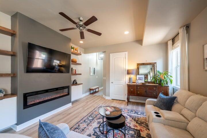 741 W 400 N, Hurricane, photo 2 of 27