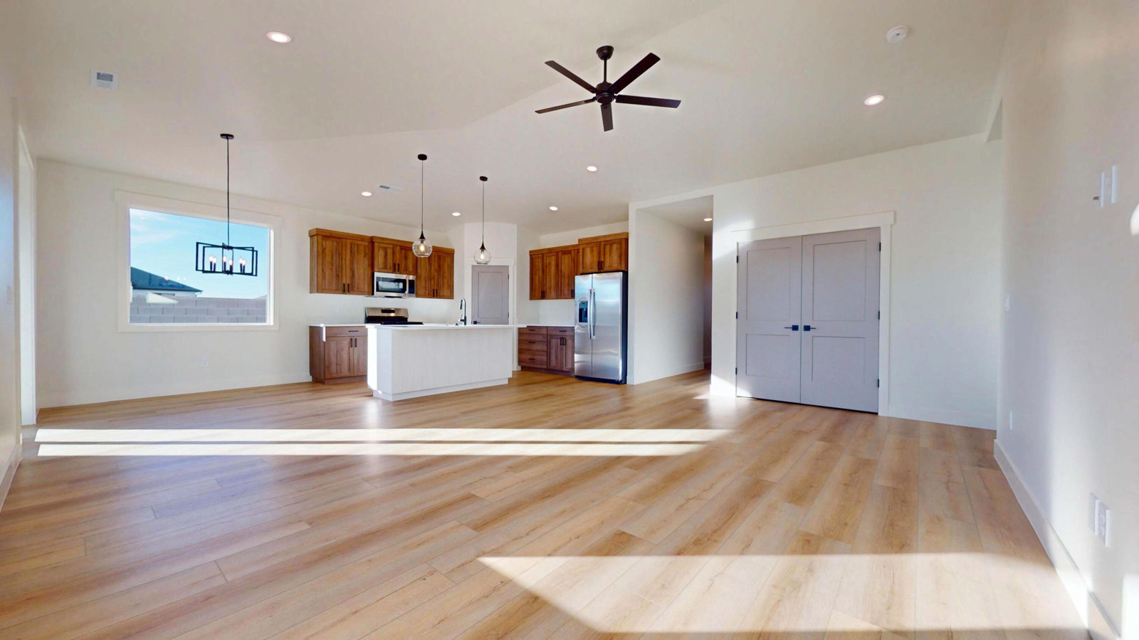 1074 N Olesia ST, Cedar City, photo 5 of 27