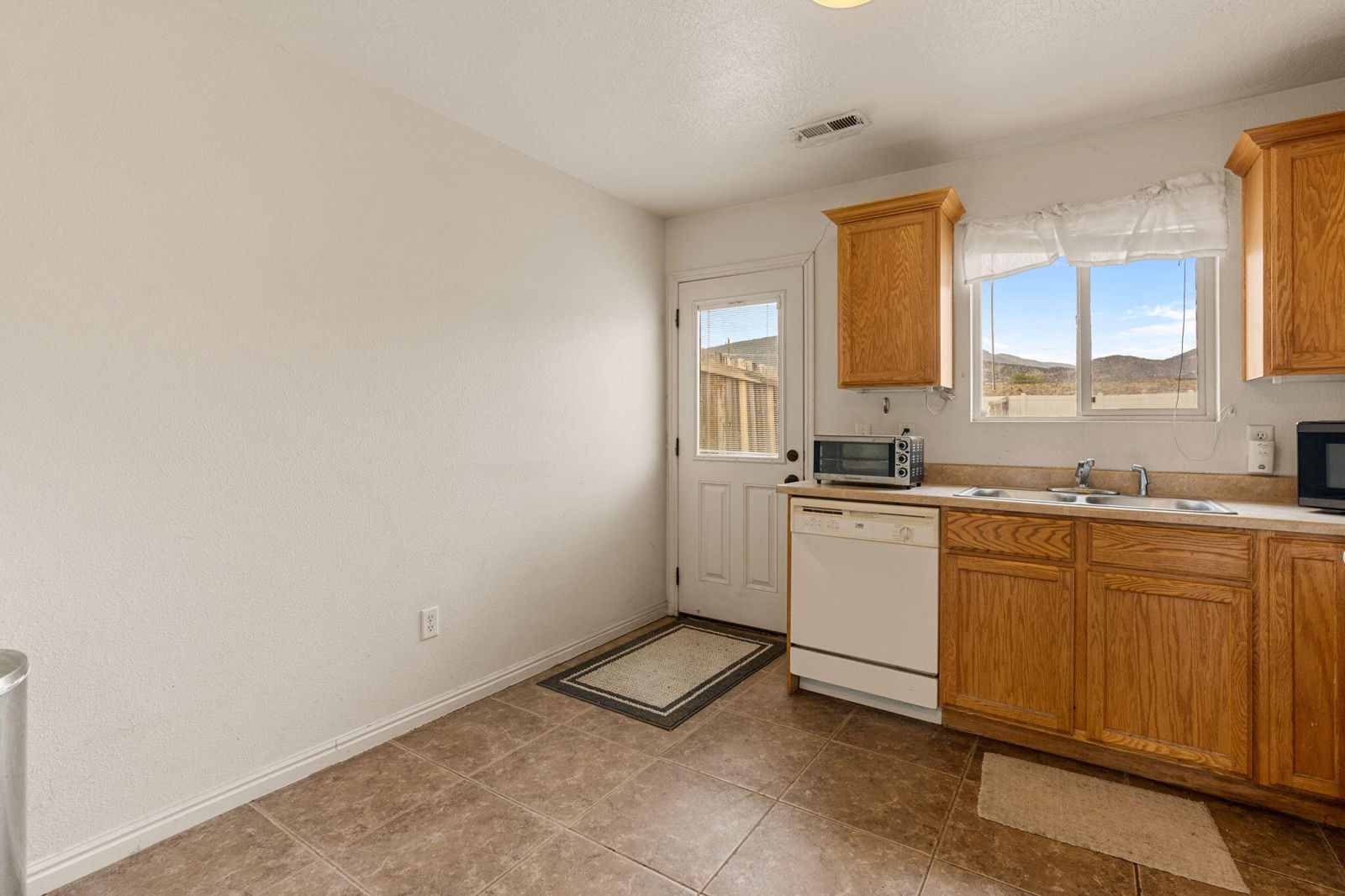 1872 N 1600 North Access RD N, Cedar City, photo 4 of 18