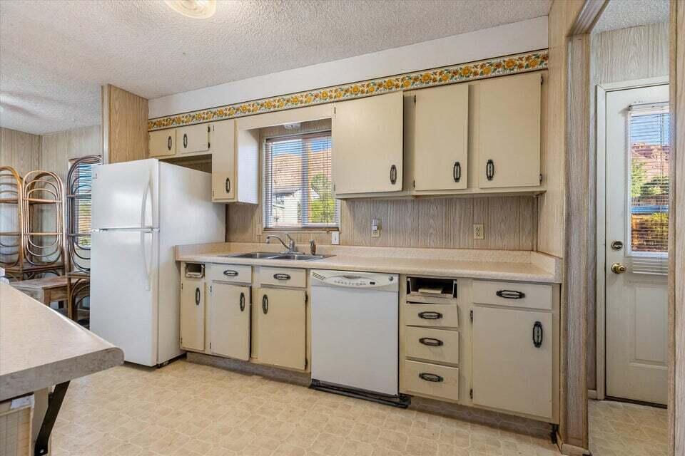 175 E 300 N, Ivins, photo 14 of 39