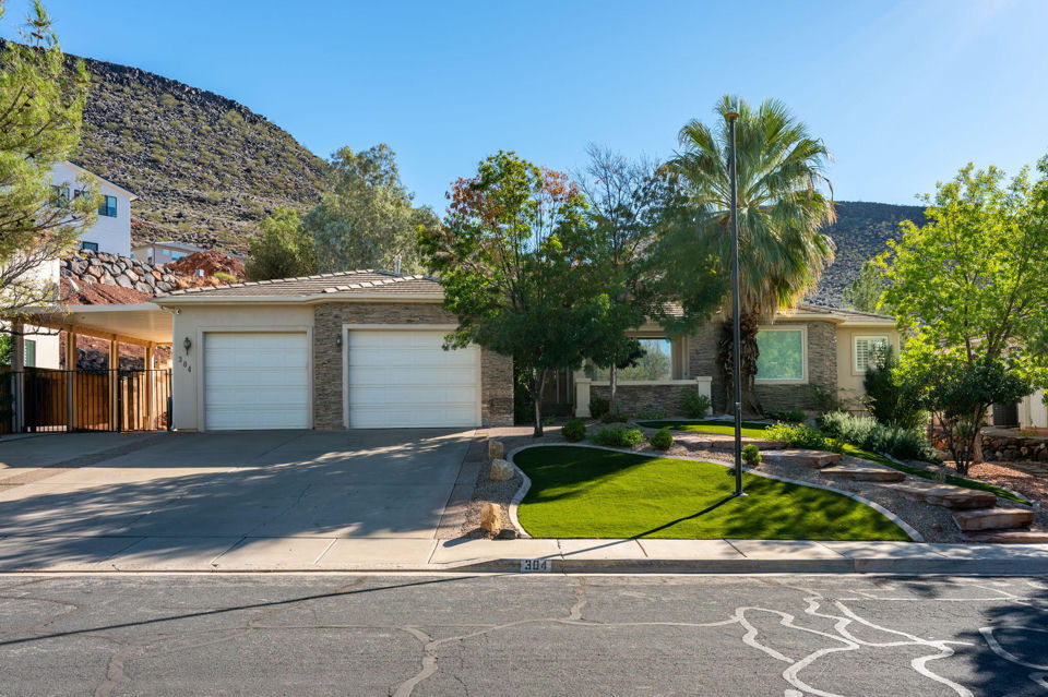 304 N Stone Mountain DR, St George