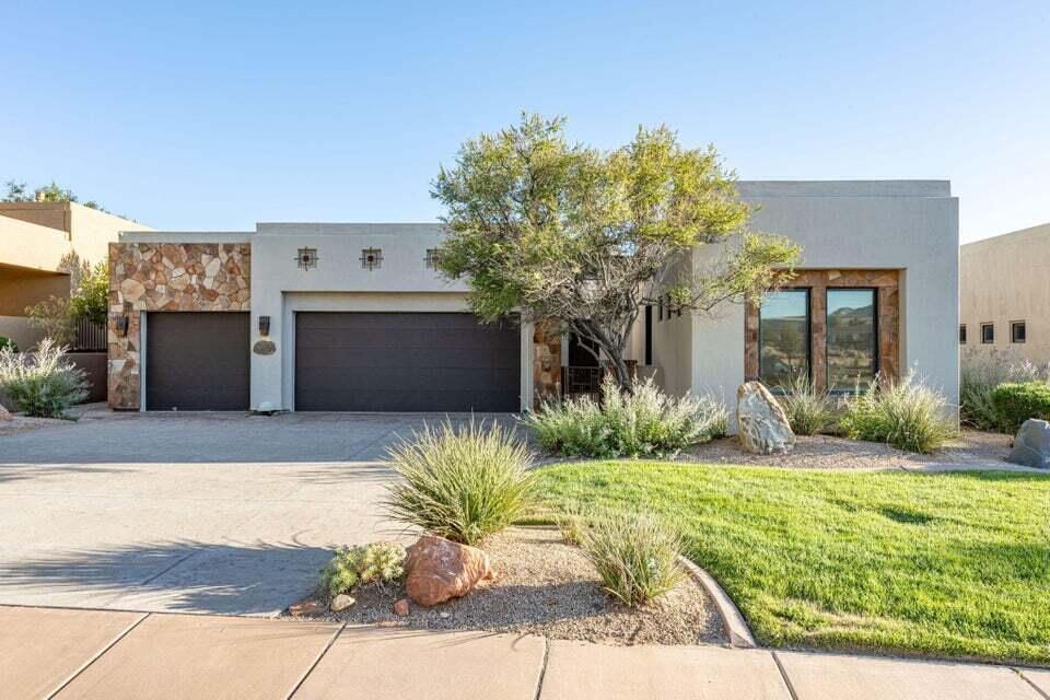 1747 W Red Cloud DR, St George, photo 2 of 44